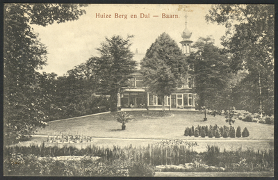 16829 Gezicht op het huis Berg en Dal (Jacob van Lenneplaan 12) te Baarn.